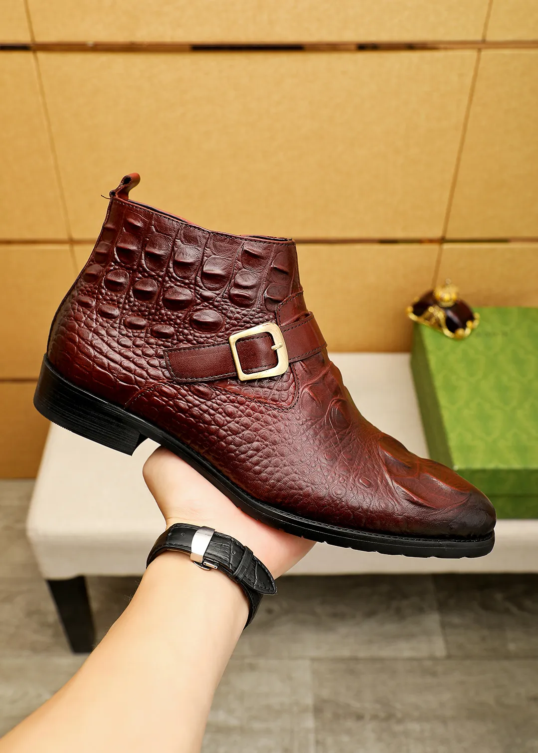 Men's shoes 💰600 💐 Product trademark: GUCCI "Gucci" high-top leather shoes Regular size: 38-44 (37.45.46🉑️Customized) Product materials: Selected imported first-layer calfskin embossed upper + luxury hardware buckle, imported sheep 🐑 leather lining. Strong three-dimensional visual effect, original outsole color: 2 colors available